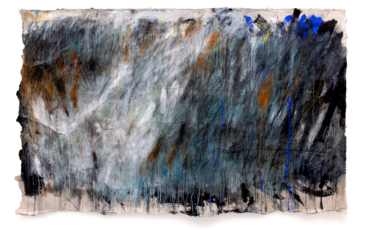 An den Wänden Schuppen vom Fischeputzen und etwas Lichtschein